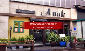 Chữ mica nổi gắn lến tường gạch trang trí tại một quán cafe ở quận Tân Phú